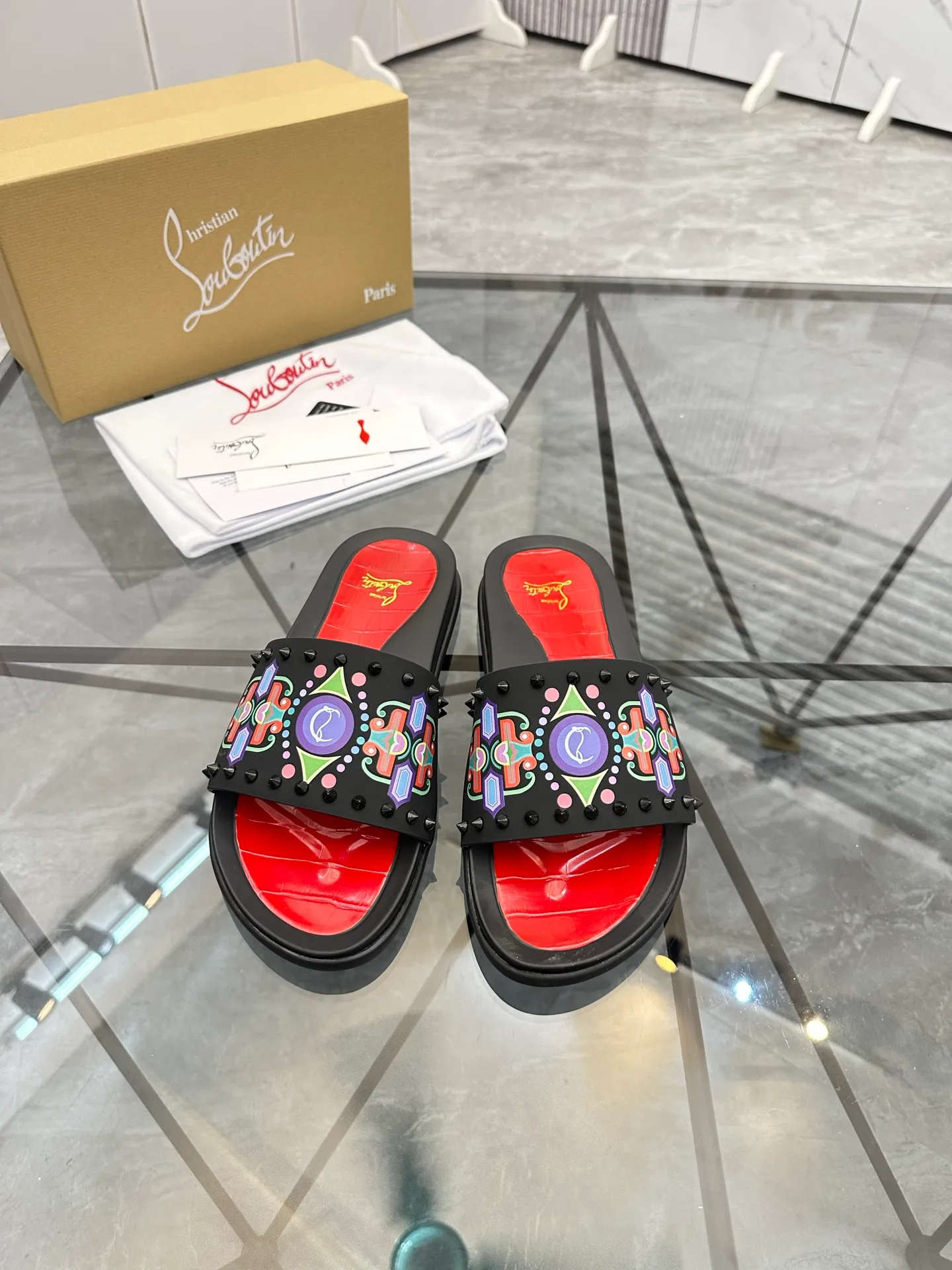 Men's shoes: 💰P340¥ Product trademark: CL red-soled shoes* "CL*" slippers Regular size: 38-44 (men's 45.46 can be customized) Product materials: imported cowhide upper, professional 5D craftsmanship, high-end rivets, sheepskin lining, original outsole. Number: 789
